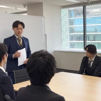 透過課堂培訓學習基礎的照片