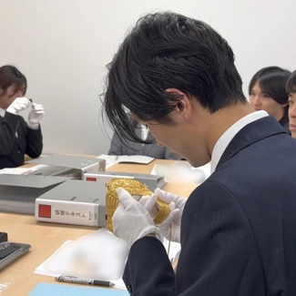 學習接待與鑑價流程的照片